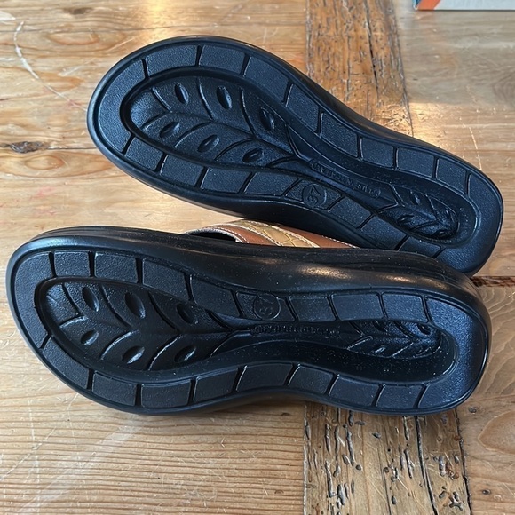 Nwt AEROTHOTIC Arch Support Flip Flips MIRAGE PLATFORM SANDALS Tan 7 - Picture 9 of 10